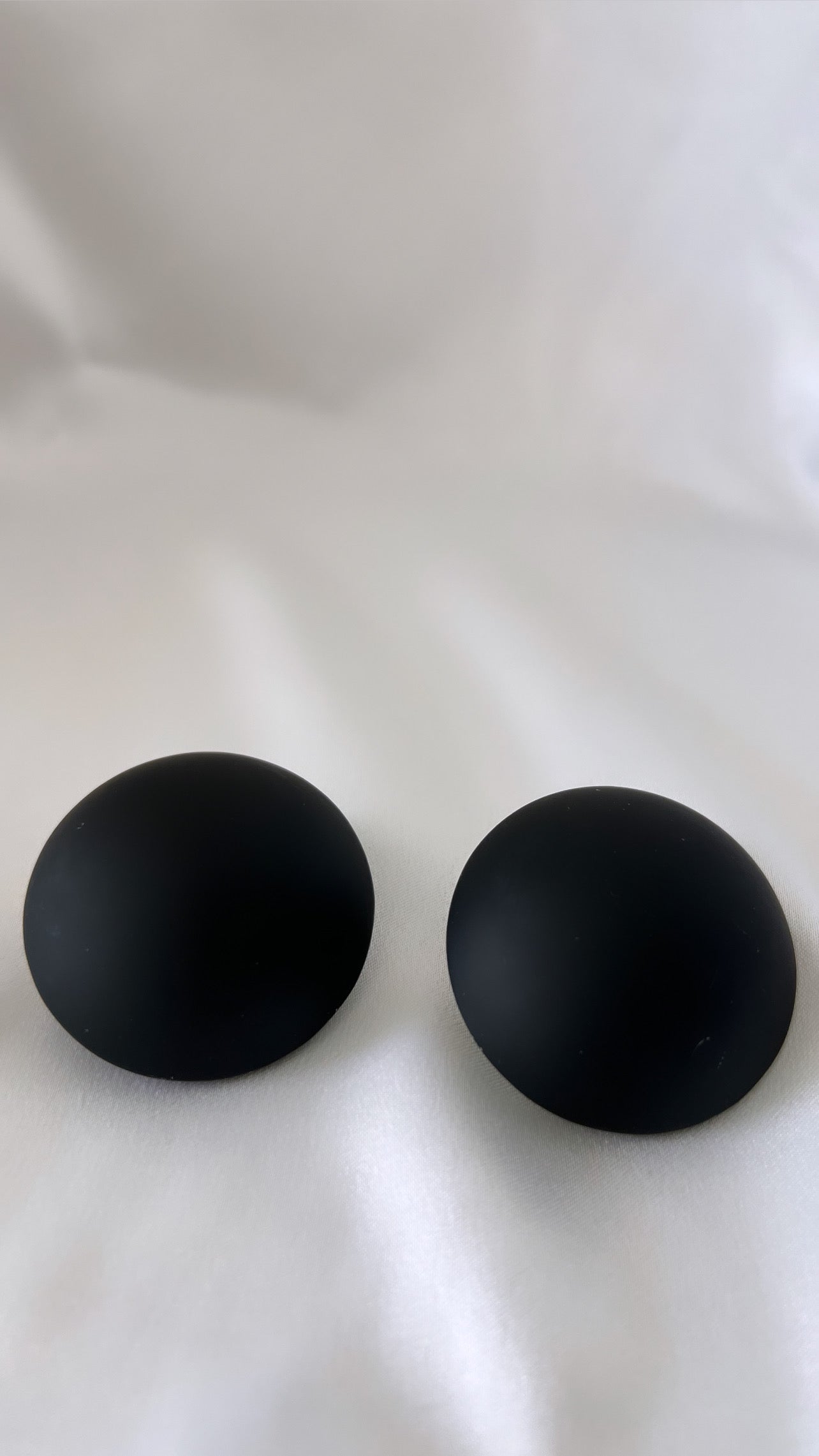 Black Earrings Mat
